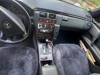 Second-hand Mercedes E320 220 CP (161 kW) 1995 Albastru Berlinǎ