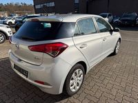 Gebraucht Hyundai i20 Classic 84 PS (61 kW) 2017 Silber Limousine