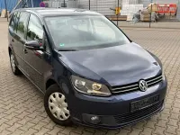 Gebraucht VW Touran Trendline 105 PS (77 kW) 2015 Blau Van / Kleinbus