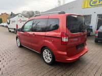 Gebraucht Ford Tourneo Courier Titanium 101 PS (74 kW) 2015 Rot Van / Kleinbus
