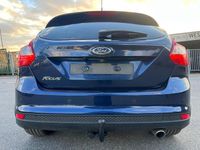 Gebraucht Ford Focus Titanium 140 PS (102 kW) 2012 Blau Limousine