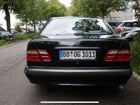 Używany Mercedes E220 Classic 136 KM (100 kW) 2001 Czarny Sedan/Limuzyna