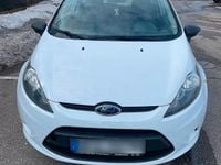 Gebraucht Ford Fiesta Ambiente 60 PS (44 kW) 2012 Weiß Kleinwagen