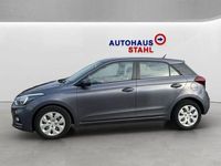 Gebraucht Hyundai i20 Select 75 PS (55 kW) 2020 Star dust metallic Kleinwagen