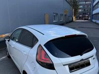 Gebraucht Ford Fiesta 85 PS (62 kW) 2012 Weiß Kleinwagen