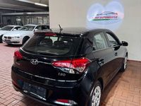Gebraucht Hyundai i20 Basis 75 PS (55 kW) 2017 Limousine