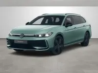 Gebraucht VW Passat R-line 150 PS (110 kW) 2024 Maripositgrün metallic Kombi