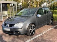 Second-hand VW Golf V 105 CP (77 kW) 2004 Gri Hatchback