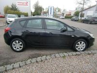 Używany Opel Astra Design Edition 87 KM (63 kW) 2012 Czarny Sedan/Limuzyna