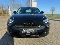 Neu Fiat 600E Red 114 kW (156 PS) 2025 Schwarz Limousine