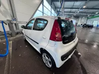 Gebraucht Peugeot 107 68 PS (50 kW) 2011 Weiß Kleinwagen