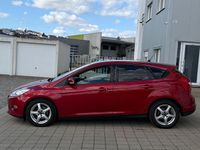 Gebraucht Ford Focus Trend 125 PS (91 kW) 2014 Rot Limousine