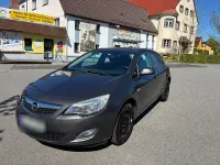 Używany Opel Astra Design Edition 101 KM (74 kW) 2011 Czarny Sedan/Limuzyna
