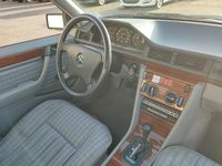 Gebraucht Mercedes E230 132 PS (97 kW) 1992 Schwarz Limousine