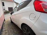 Gebraucht Ford Fiesta 101 PS (74 kW) 2014 Weiß Kleinwagen
