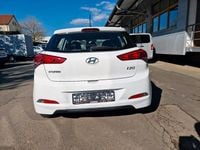 Gebraucht Hyundai i20 75 PS (55 kW) 2015 Weiß Limousine