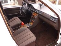 Gebraucht Mercedes E230 132 PS (97 kW) 1988 Weiß Limousine