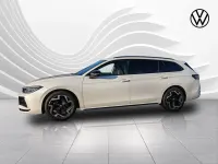 Gebraucht VW Passat R-line 150 PS (110 kW) 2024 Oryxweiß perlmutteffekt Kombi