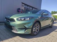 Neu Kia Ceed Platinum 140 PS (102 kW) 2025 Experience grün Kleinwagen