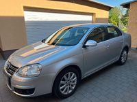 Second-hand VW Jetta 141 CP (103 kW) 2006 Argintiu Berlinǎ