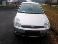 Używany Ford Fiesta 90 KM (66 kW) 2004 Srebrny Hatchback