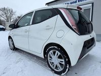 Gebraucht Toyota Aygo X-play 69 PS (50 kW) 2016 Weiß Kleinwagen