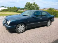 Używany Mercedes E430 279 KM (205 kW) 1997 Niebieski Sedan/Limuzyna