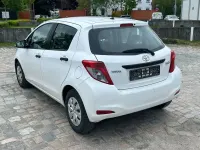Gebraucht Toyota Yaris Basis 69 PS (50 kW) 2013 Weiß Kleinwagen