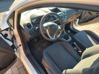 Gebraucht Ford Fiesta Trend 101 PS (74 kW) 2013 Weiß Kleinwagen