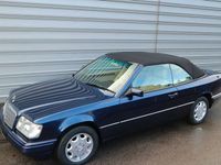 Gebraucht Mercedes E220 150 PS (110 kW) 1995 Azuritblau Cabrio
