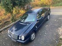 Gebraucht Mercedes E200 136 PS (100 kW) 1997 Blau Limousine