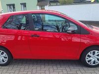 Gebraucht Toyota Yaris 69 PS (50 kW) 2014 Rot Kleinwagen