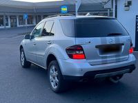 Gebraucht Mercedes ML320 224 PS (164 kW) 2007 Silber SUV