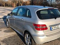 Gebraucht Mercedes B180 109 PS (80 kW) 2011 Silber Van / Kleinbus