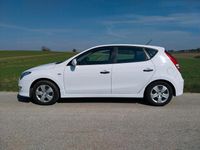 Gebraucht Hyundai i30 109 PS (80 kW) 2011 Weiß Kleinwagen