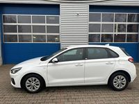 Gebraucht Hyundai i30 Select 120 PS (88 kW) 2020 Weiß Limousine