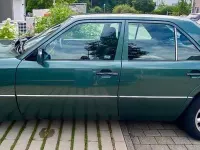 Gebraucht Mercedes E220 150 PS (110 kW) 1995 Grün Limousine