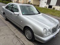 Gebraucht Mercedes E230 150 PS (110 kW) 1996 Silber Limousine