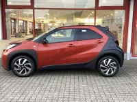 Neu Toyota Aygo X 72 PS (52 kW) 2025 Chili red / night sky black SUV