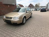 Second-hand VW Bora 105 CP (77 kW) 2002 Auriu Berlinǎ