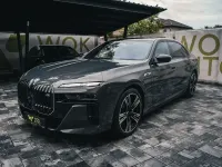 Gebraucht BMW M760e Sport Line 381 PS (280 kW) 2025 Grau Limousine