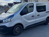 Gebraucht Renault Trafic 121 PS (88 kW) 2017 Silber Van / Kleinbus