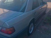 Gebraucht Mercedes E230 131 PS (96 kW) 1986 Grau Limousine