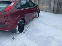 Gebraucht Ford Focus 100 PS (73 kW) 2005 Rot Limousine