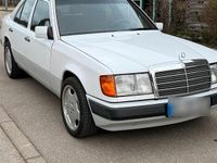Używany Mercedes E220 150 KM (110 kW) 1993 Biały Sedan/Limuzyna