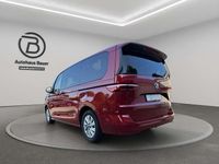 Gebraucht VW Multivan Life 150 PS (110 kW) 2024 Fortanarot metallic Van