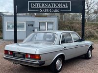 Gebraucht Mercedes 240 72 PS (52 kW) 1982 Silber Limousine