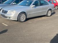 Gebraucht Mercedes E220 150 PS (110 kW) 2003 Silber Limousine