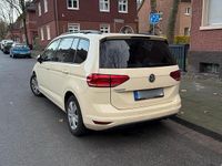 Gebraucht VW Touran 116 PS (85 kW) 2019 Gelb Van / Kleinbus