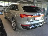 Gebraucht Audi Q8 e-tron S-Line 300 kW (408 PS) 2023 Chronosgrau metallic SUV